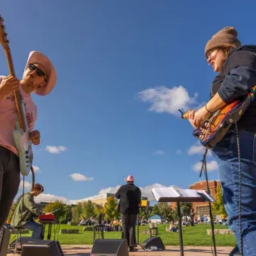 outdoor concert on the mall, students 